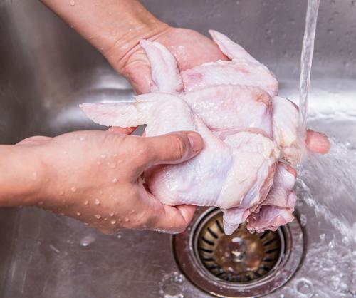 Κίνδυνος τροφικής δηλητηρίασης από το πλύσιμο των ωμών πουλερικών