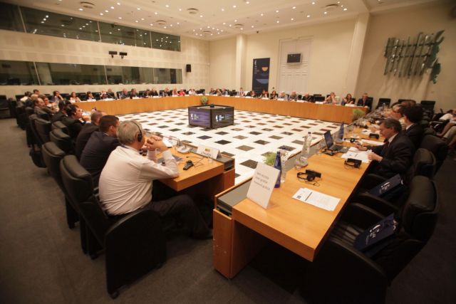 Λιγότεροι κατά 250.000 οι δημόσιοι υπάλληλοι, μείωση 35% στο κόστος