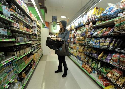Διαρκή αποκλιμάκωση των τιμών τροφίμων προβλέπει ο ΣΕΒΤ