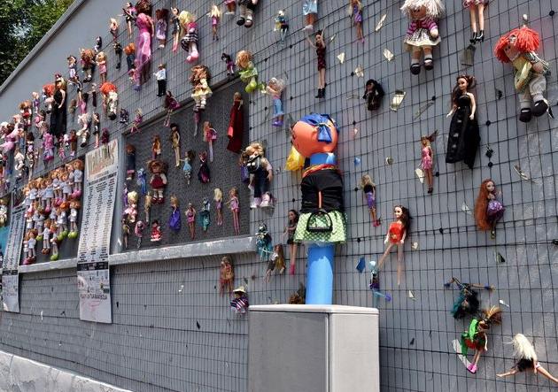 Ο τοίχος με τις κούκλες κόντρα στη βία κατά των γυναικών στο Μιλάνο