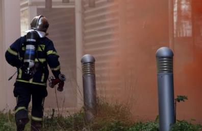 Δύο πυροσβέστες τραυματίστηκαν από έκρηξη φιάλης υγραερίου σε ΙΧ