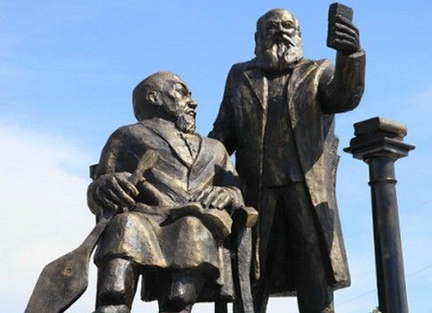 Αγάλματα που βγάζουν selfie ξηλώθηκαν άρον-άρον στο Καζακστάν