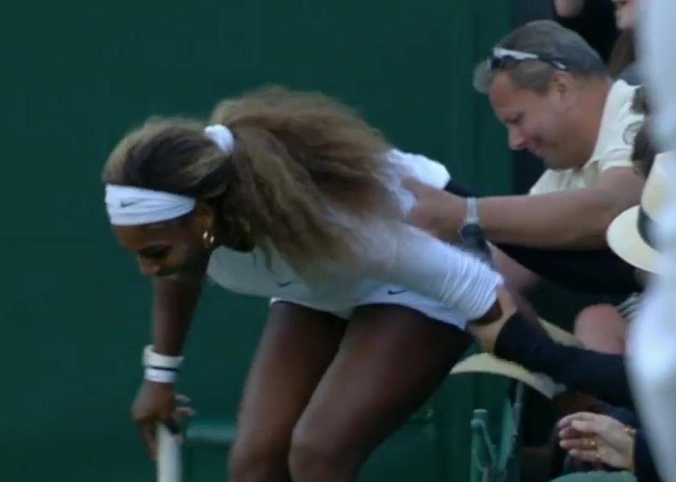 Η Σερένα πάνω έπεσε σε φίλαθλο και αυτός της… έδωσε ένα χεράκι