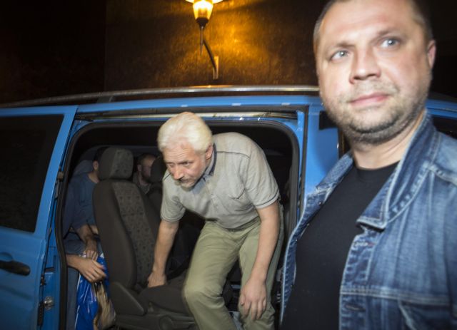 Ουκρανία: Οι φιλορώσοι απελευθέρωσαν τέσσερις παρατηρητές του ΟΑΣΕ