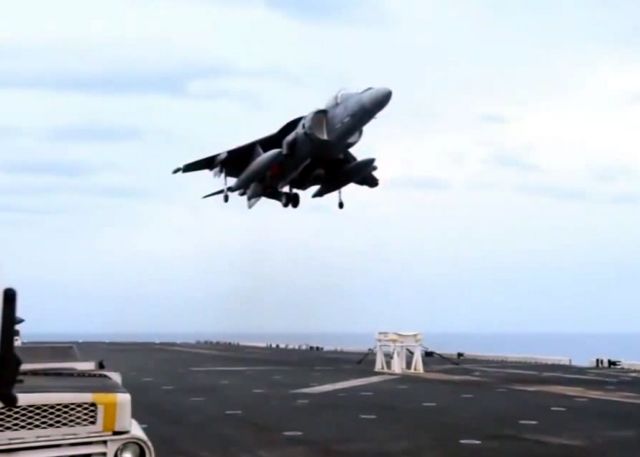 Η απίστευτη προσνήωση ενός Harrier σε… σκαμνάκι