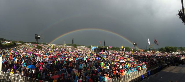 Ουράνιο τόξο μετά την καταιγίδα στο Φεστιβάλ του Γκλαστονμπέρι