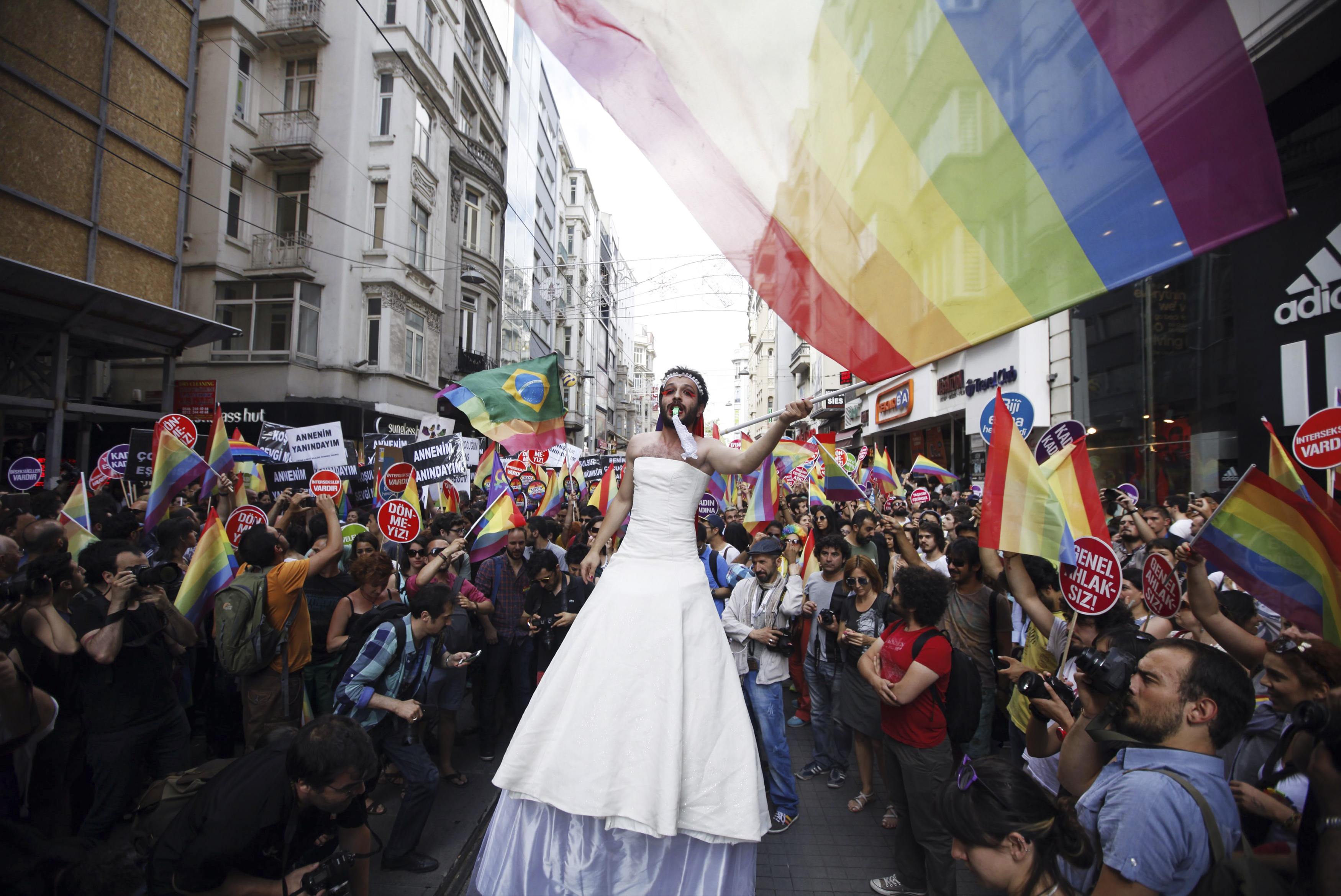 Χιλιάδες Τούρκοι σε πορεία υπέρ των δικαιωμάτων των ομοφυλοφίλων