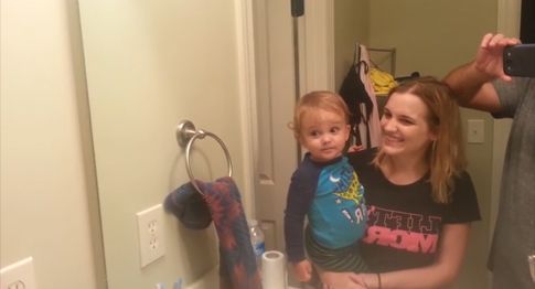 Όταν ο μικρός Λεόν ανακάλυψε ότι μπορούσε να σηκώσει τα φρύδια του