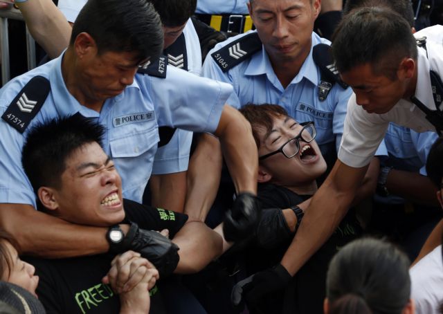 Μαζικές συλλήψεις σε τεράστια διαδήλωση στο Χονγκ Κονγκ