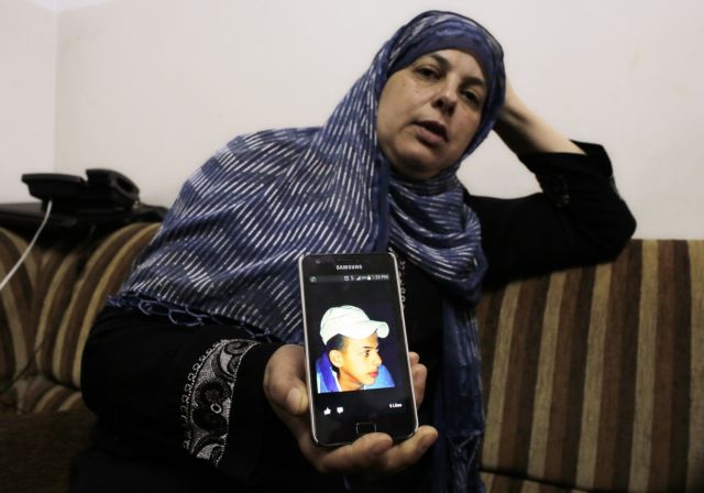 Οργισμένοι για το «φόνο εκδίκησης», οι Παλαιστίνιοι κηδεύουν τον νεκρό έφηβο