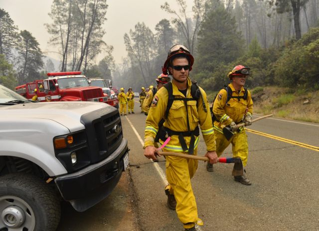 Εκατοντάδες σπίτια απειλεί η πυρκαγιά που μαίνεται στην Καλιφόρνια
