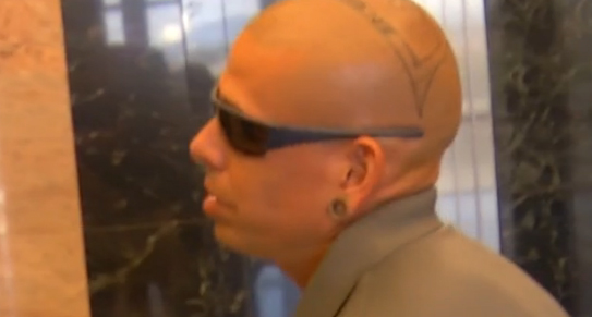 Πατέρας προς κόρη: «Πάω να χτυπήσω τατουάζ, κράτα το όπλο για προστασία»