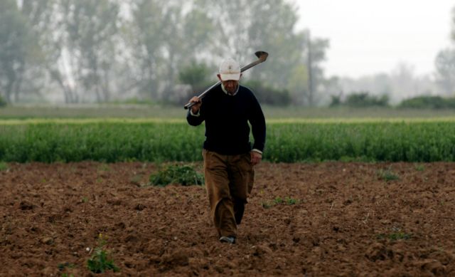 Μείωση του ορίου ηλικίας συνταξιοδότησης των αγροτών ζητούν βουλευτές της ΝΔ