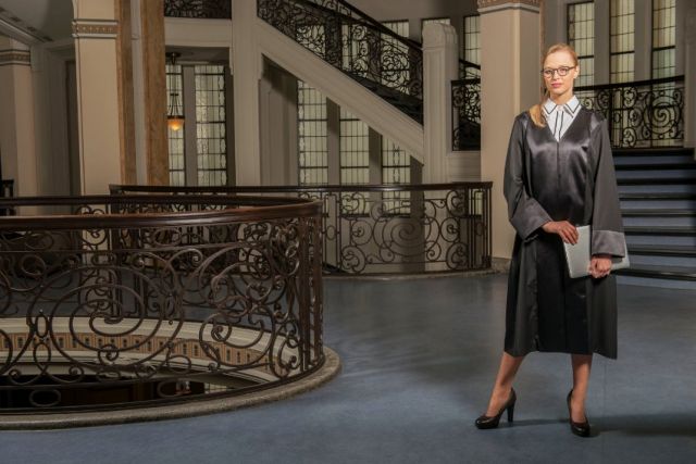 «Έκτακτη η τήβεννος, κυρία πρόεδρε»: Οίκος μόδας αποκλειστικά για δικαστίνες