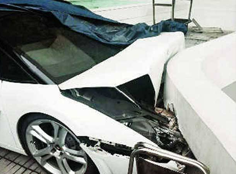 Παρκαδόρος στούκαρε πανάκριβη Λαμποργκίνι σε τοίχο ξενοδοχείου