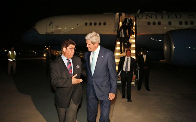 Ο Κέρι στο Αφγανιστάν που ερίζουν οι «δύο πρόεδροι» μετά τις κάλπες