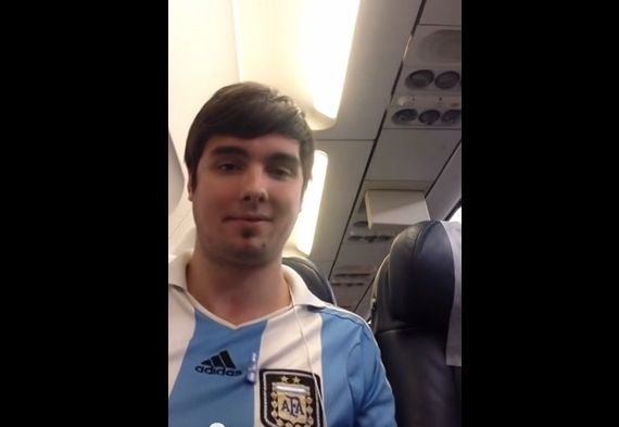 Αργεντινοί επιβάτες αεροπλάνου μαθαίνουν την πρόκριση στον τελικό