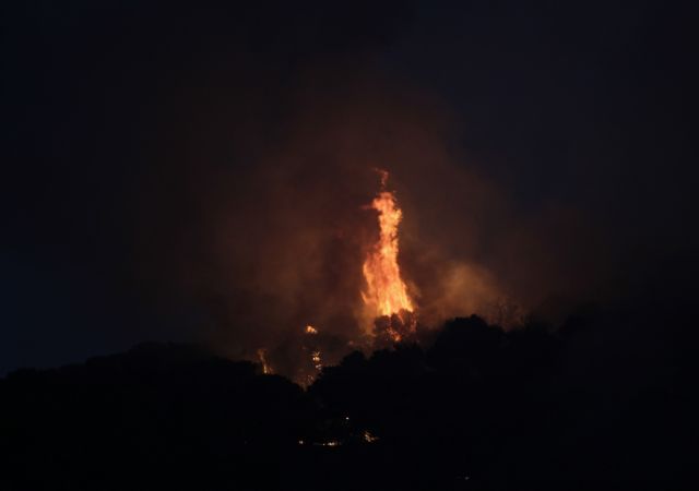 Κάηκαν σπίτια στην Κερατέα, νύχτα αγωνίας για τους κατοίκους