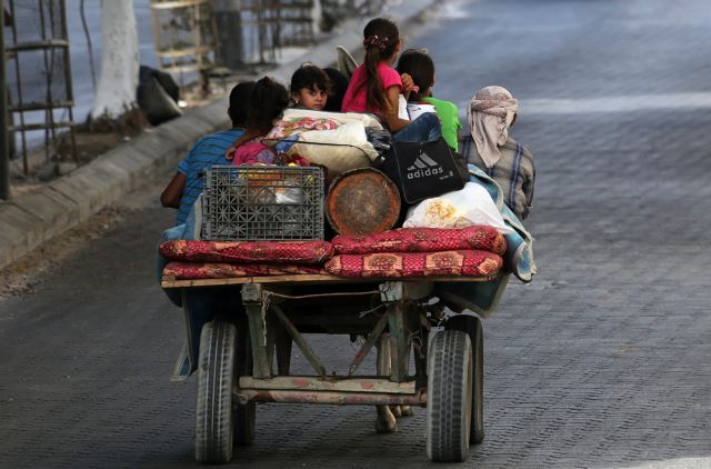 Στρατιωτική μπότα στη Γάζα, φεύγουν οι Παλαιστίνιοι