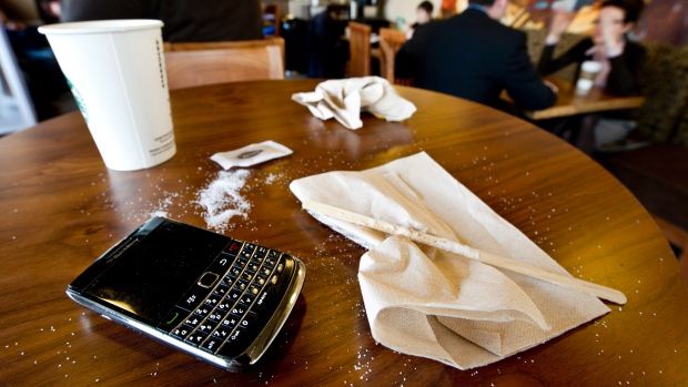 Τα κινητά στο τραπέζι «καταστρέφουν τη συζήτηση»