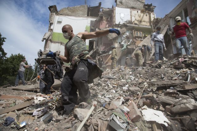 Αεροπορική επιδρομή με θύματα αμάχους στην ανατολική Ουκρανία