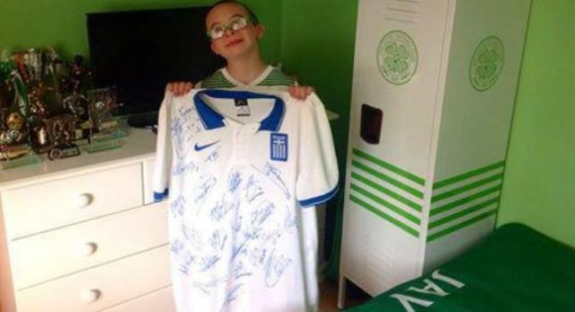 Ο Τζέι παρέλαβε την υπογεγραμμένη φανέλα της Εθνικής