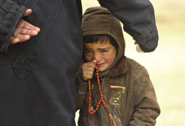 Παιδί ξυλοκοπά άγρια αγόρι από τη Συρία με την καθοδήγηση ενήλικου