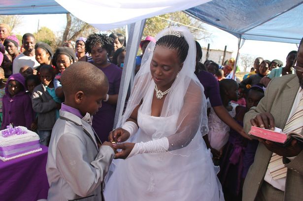 Εννιάχρονος ντύνεται γαμπρός για να παντρευτεί 62χρονη στη Νότια Αφρική