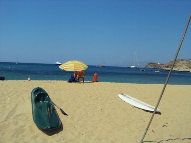 Αστυνομικός σε ρόλο ναυαγοσώστη σε παραλία της Βόνιτσας