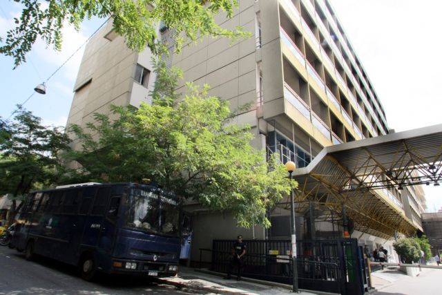 Σε αργία ο κατηγορούμενος για χρηματισμό γιατρός του Ευαγγελισμού