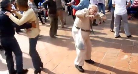 Σούπερ παππούς πετάει τα μπαστούνια και χορεύει σε ξέφρενους ρυθμούς