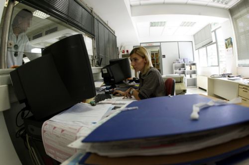 Handelsblatt: H Αθήνα θέλει να ξεφορτωθεί τους υπαλλήλους με πλαστά χαρτιά