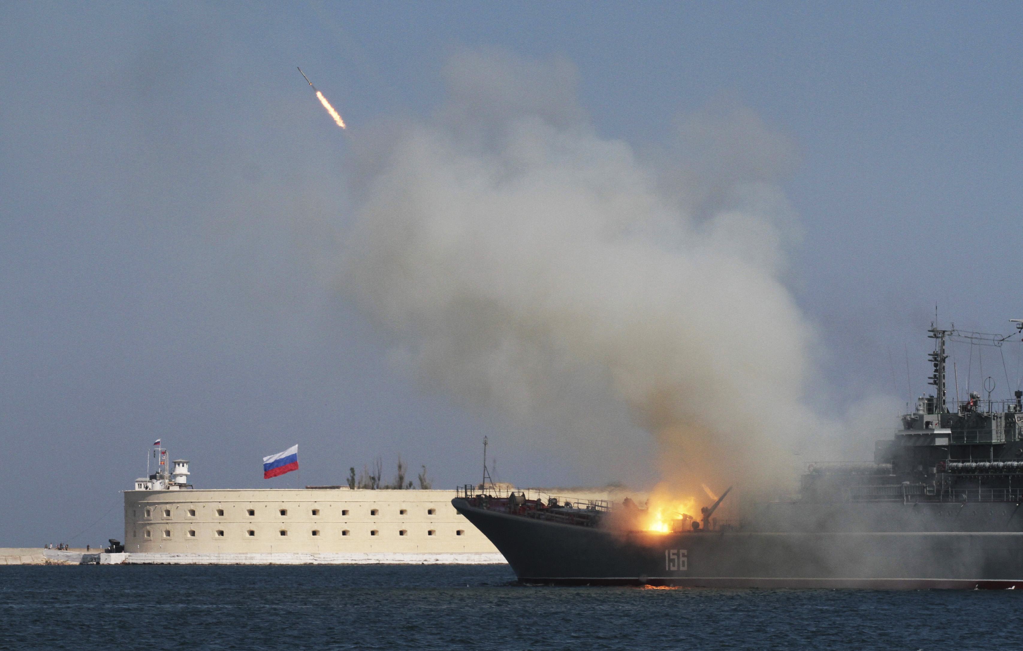 Ρωσική επίδειξη δύναμης με ναυτική παρέλαση στη Σεβαστούπολη