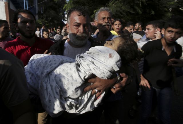 Αίμα παιδιών από βόμβες σε παιδική χαρά και στο νοσοκομείο της Γάζας