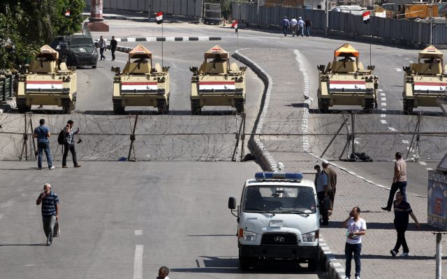Τρεις νεκροί από έκρηξη παγιδευμένου οχήματος στο Κάιρο
