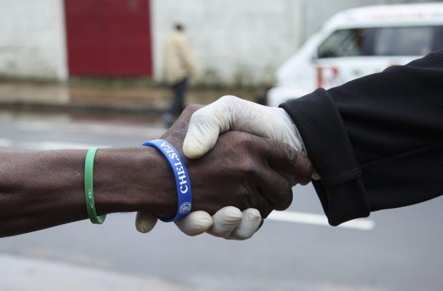 Πέθανε γιατρός που πολεμούσε τον Έμπολα μετά από μάχη με την ασθένεια