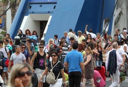 Αύξηση 0,8% στη διακίνηση επιβατών στα ελληνικά λιμάνια το δ' τρίμηνο 2013