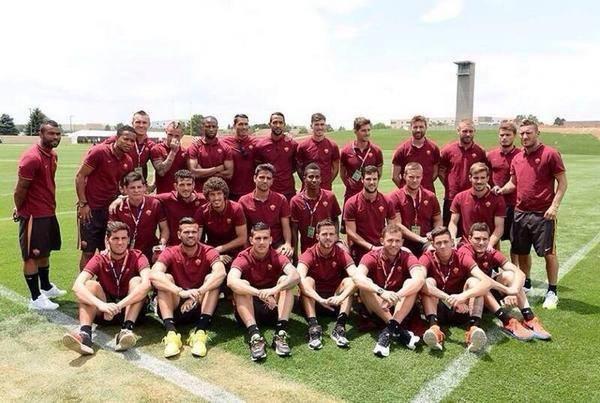 Ο Άσλεϊ Κόουλ  δεν χώραγε στη φωτογραφία της Ρόμα και «τρολάρεται»