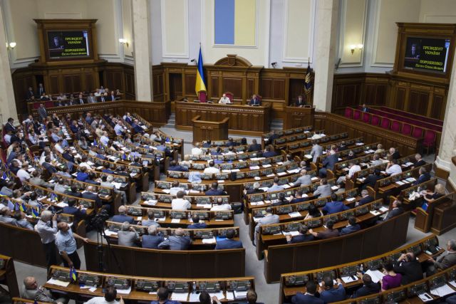 Ουκρανία: Το Κοινοβούλιο δεν έκανε δεκτή την παραίτηση του Γιάτσενιουκ