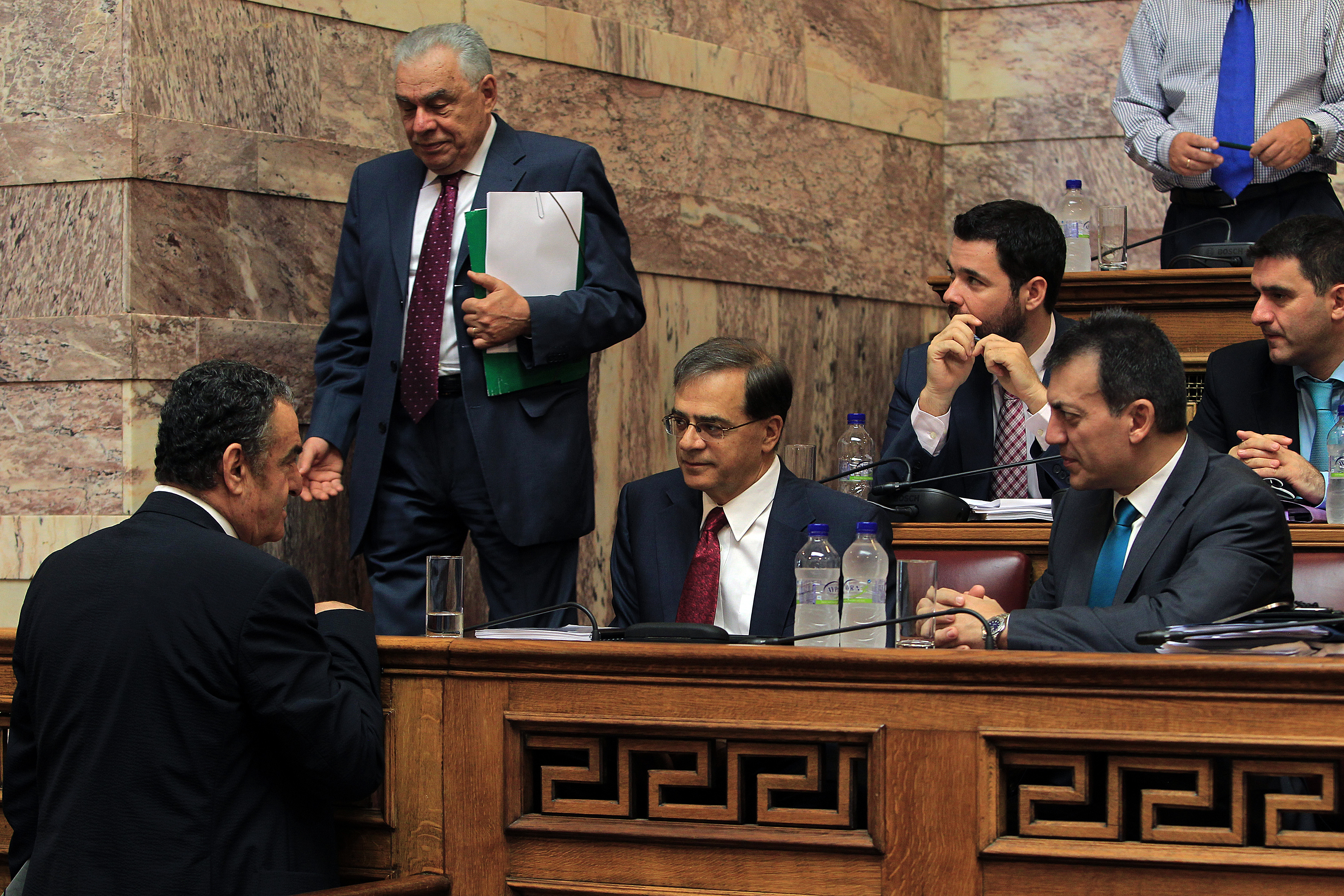 Σε θέσεις μάχης τα κόμματα για την ψήφιση του πολυνομοσχεδίου