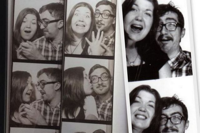 Πρόταση γάμου σε φωτογραφικό θάλαμο σε ασπρόμαυρο φόντο