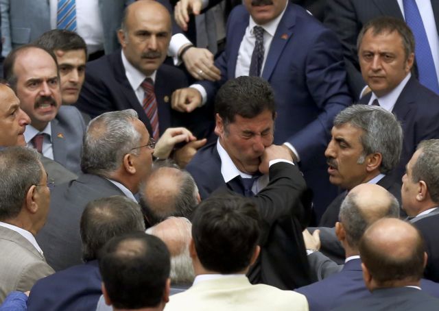 Ξύλο στην τουρκική Βουλή στη διάρκεια συζήτησης για τους τζιχαντιστές