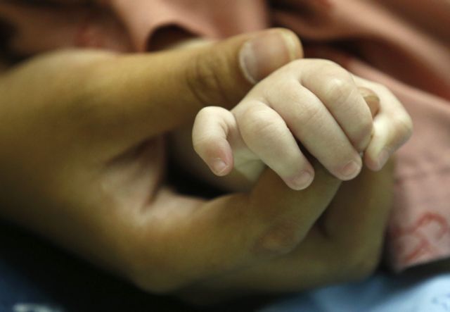 Νέα στοιχεία για την υπόθεση του νεογέννητου που συγκλονίζει δύο χώρες