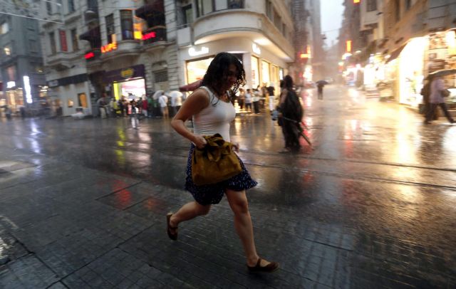 Σφοδρές καταιγίδες σαρώνουν την Τουρκία