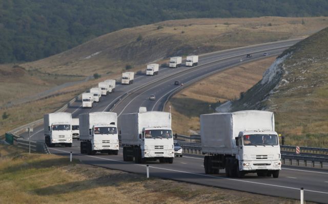 Στην ανατολική Ουκρανία πλησιάζουν τα ρωσικά φορτηγά