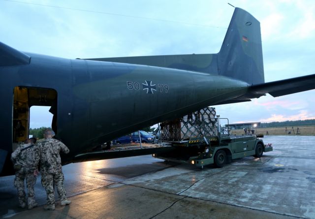 Ρίψεις ανθρωπιστικής βοήθειας στο Ιράκ από τη γερμανική πολεμική αεροπορία