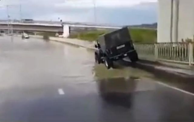 «Μάγκας» οδηγός τζιπ μαθαίνει πως όλα τα οχήματα έχουν τα όριά τους