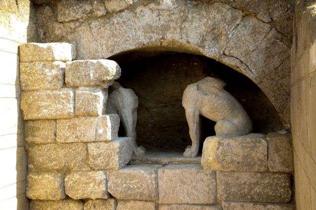 Αμφίπολη: Απομακρύνονται οι λίθοι από την είσοδο του αρχαίου τάφου