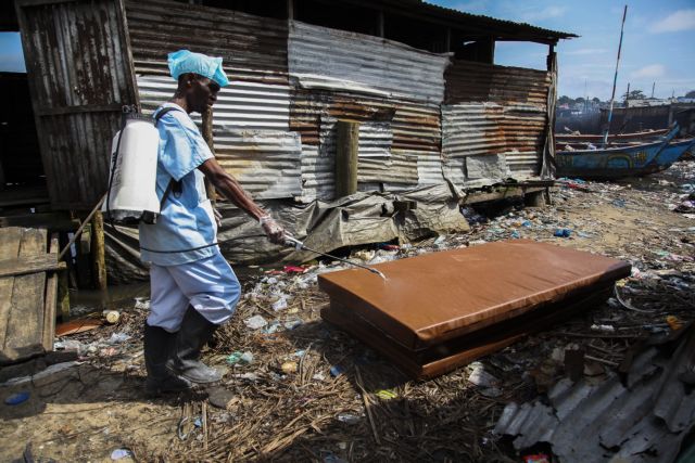 «Σκιώδεις ζώνες» και κρυφά κρούσματα θολώνουν την εικόνα για τον Έμπολα
