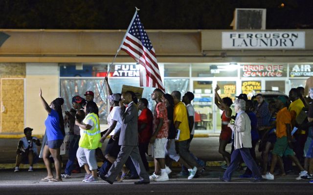 Ήρεμη νύχτα στο Φέργκιουσον ενώ η Εθνοφυλακή αποσύρεται